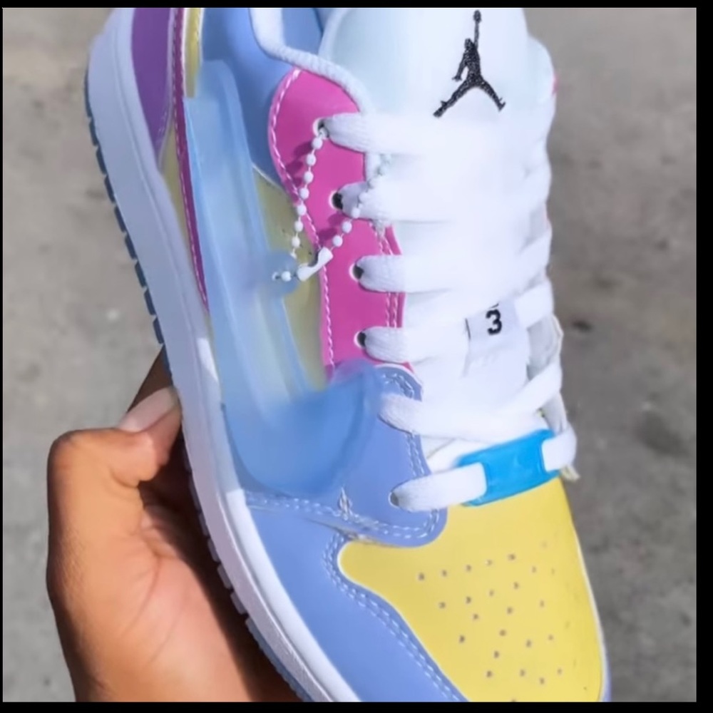 - Jordan 1 low UV reactive light COLOR CHANGING